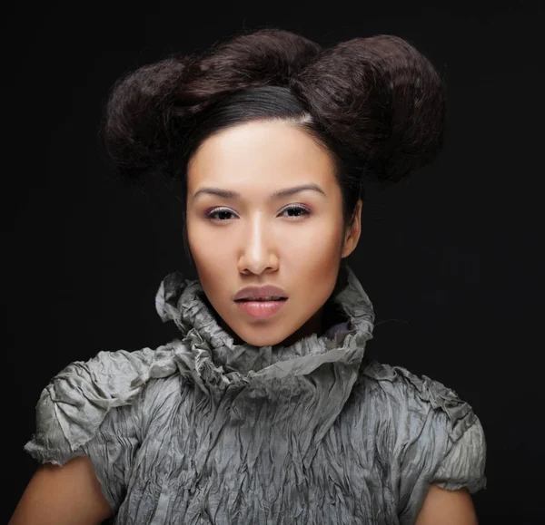 아름다움과 패션 개념: 회색 드레스에서 젊은 아시아 패션 모델 — 스톡 사진