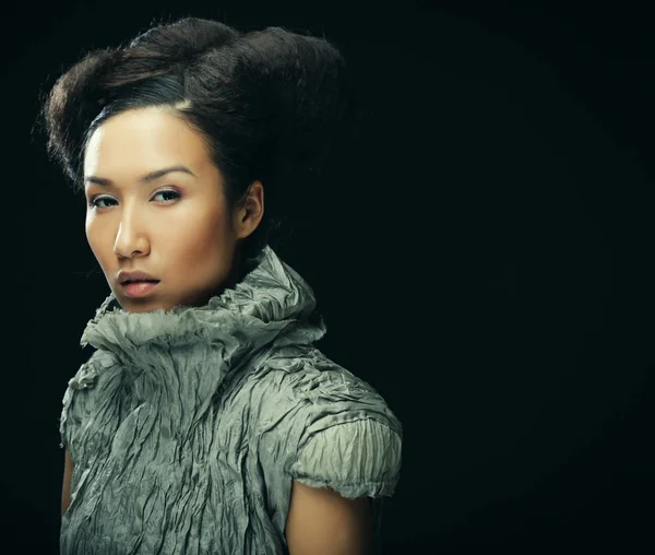 Έννοια της ομορφιάς και μόδας: νέοι Ασιατική μόδα μοντέλο σε γκρί φόρεμα — Φωτογραφία Αρχείου