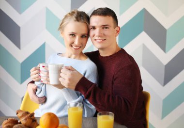 Mutfakta yemek kahvaltı sabahın erken saatlerinde Çift