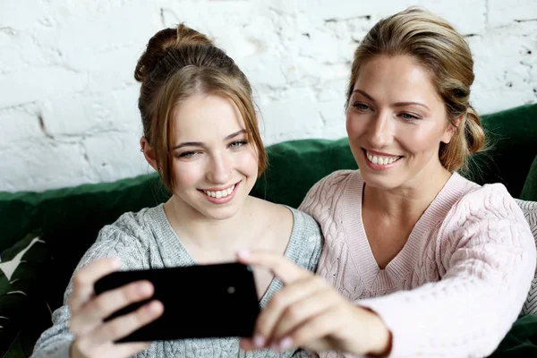 Ώριμη μητέρα και η κόρη της κάνει μια selfie χρησιμοποιώντας έξυπνο τηλέφωνο — Φωτογραφία Αρχείου