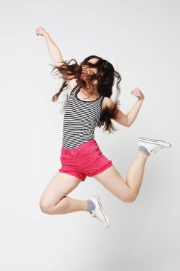 Hareketli kızın portresi atlıyor