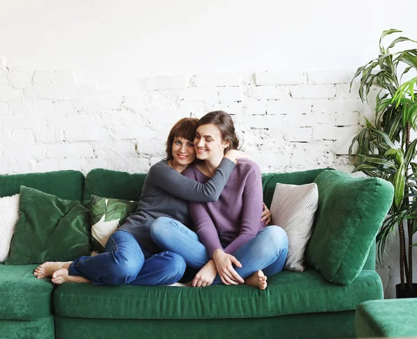 Jovem feliz e sua mãe em casa, família feliz — Fotografia de Stock