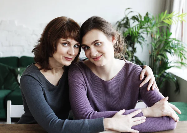 Feliz joven y su madre en casa — Foto de Stock