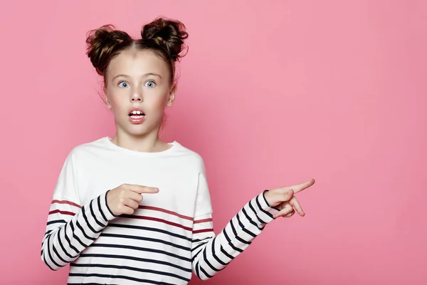 Emoção, infância e conceito de pessoas: menina mostrando algo sobre sua mão — Fotografia de Stock