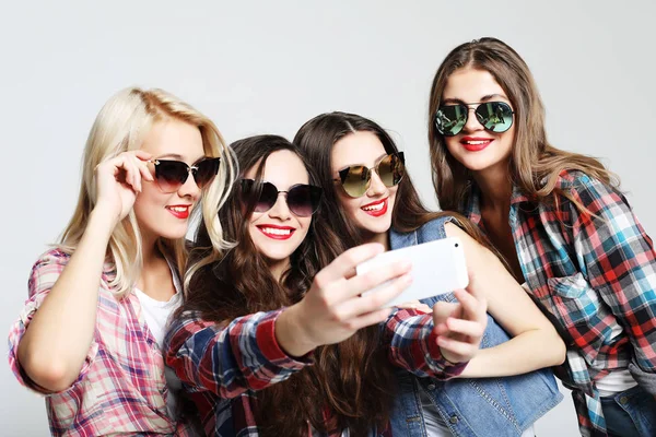 Vänskap, människor och teknik koncept - fyra glada tonårsflickor med smartphone tar selfie — Stockfoto