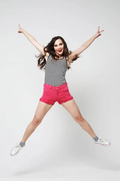 Retrato de chica activa en movimiento saltando — Foto de Stock