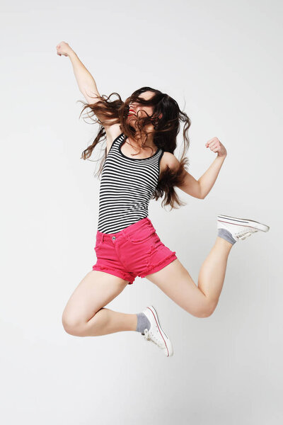 Портрет активной девушки в движении
