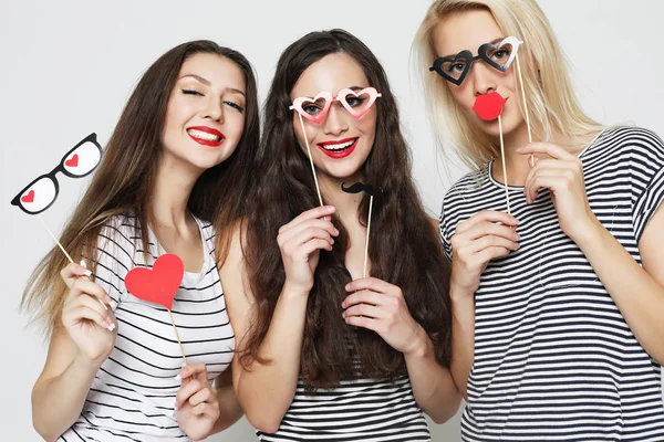 Tre tjejer bästa vänner redo för fest — Stockfoto
