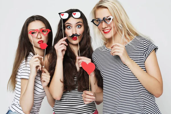 Три девушки держат бумажные палочки для вечеринок — стоковое фото