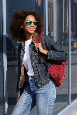 Yaşam tarzı ve insan konsepti: Sırt çantalı genç siyah kadın