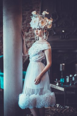 Genç ve güzel bir kadın saray odasında duruyor.. 