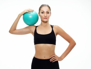 Atletik kadın ilaç topuyla egzersiz yapıyor..