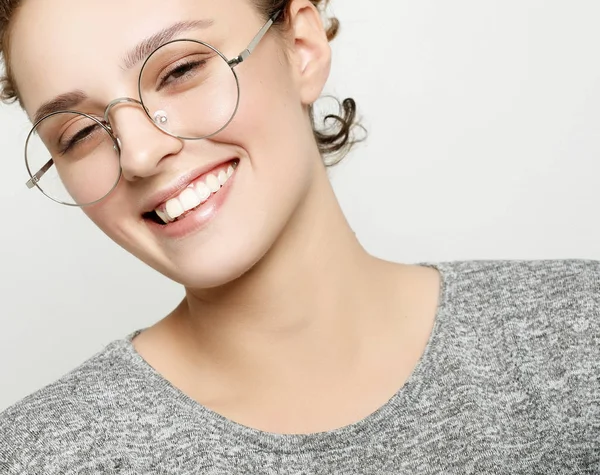 Ritratto di allegra bella donna occhiali con sguardo soddisfatto , — Foto Stock