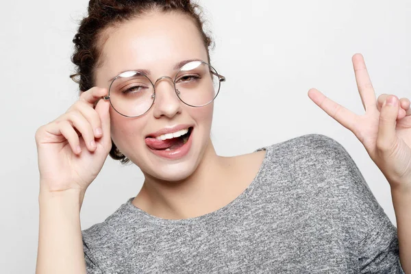 Krullend jongedame dragen van bril gekleed terloops maken fa — Stockfoto