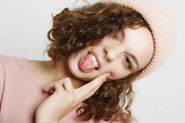 Životní styl a lidé koncept: mladý roztomilý bokovky dívka, která nosí p — Stock fotografie