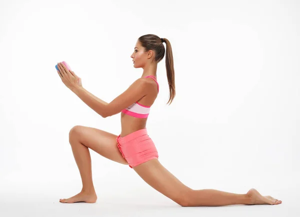 Mujer joven practicando yoga, ejercitándose, usando ropa deportiva, st —  Fotos de Stock
