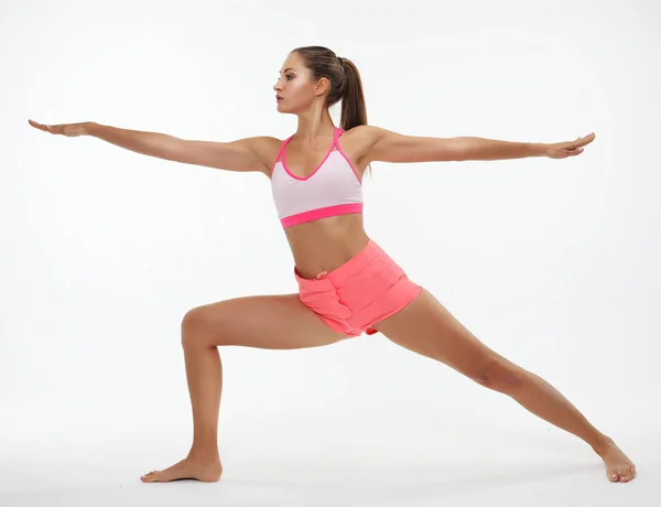 Mujer joven practicando yoga, ejercitándose, usando ropa deportiva, st — Foto de Stock