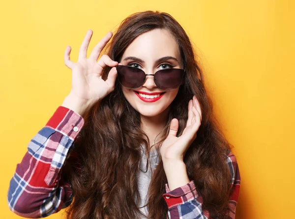 Primer plano retrato de joven alegre hermosa chica —  Fotos de Stock