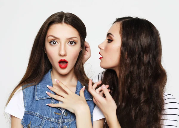 Retrato de dos jóvenes felices compartiendo secretos —  Fotos de Stock