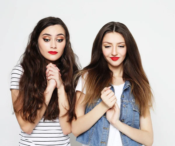 Estilo de vida y concepto de la gente: Dos amigas jóvenes — Foto de Stock