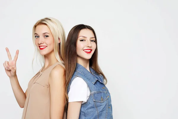Livsstil och människor koncept: två unga flicka vänner — Stockfoto