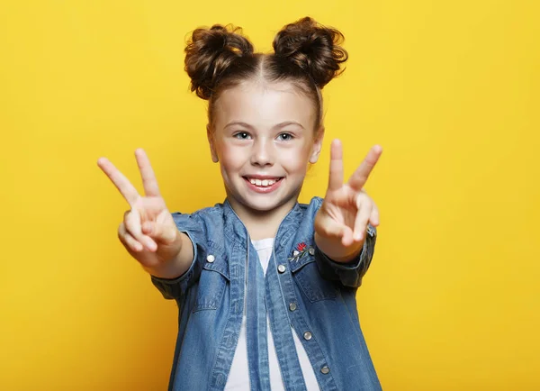 Bambina mostrando due mani con gesto di vittoria — Foto Stock