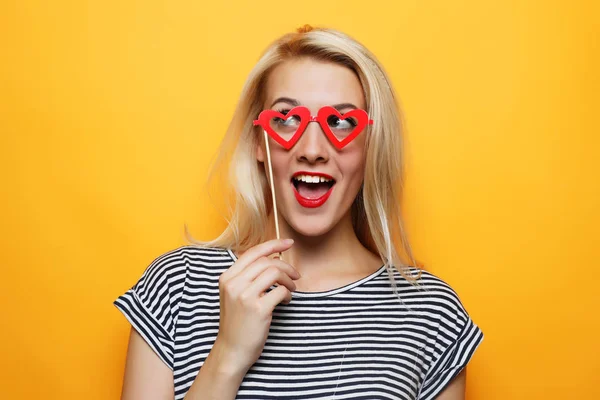 Speelse jonge vrouw klaar voor partij op gele achtergrond — Stockfoto