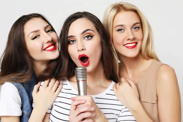 Beauté filles avec un microphone chanter et avoir du plaisir ensemble — Photo