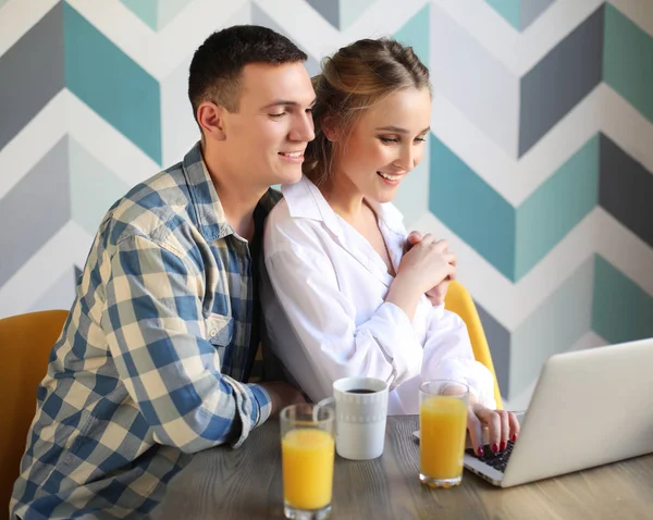 Αγάπη ζευγάρι έχοντας πρωινό και κοιτάζοντας laptop compute — Φωτογραφία Αρχείου