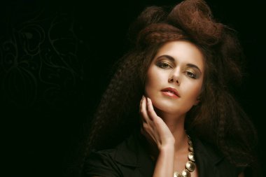 Uzun renkli kahverengi saç ve parlak makyaj genç kadınla