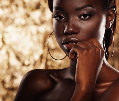 Yaratıcı altın yapmak ile güzel Afrikalı kadın portresi kadar yakın çekim
