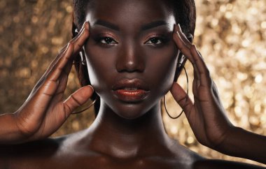 Altın arka planda şehvetli Afrikalı genç bir kadının portresi