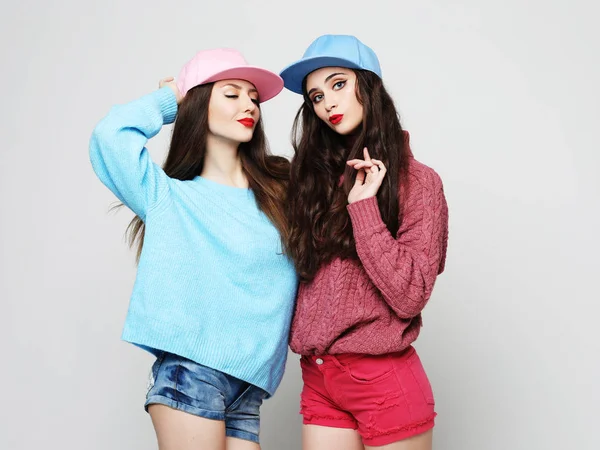 Twee stijlvolle sexy hipster meisjes beste vrienden. — Stockfoto