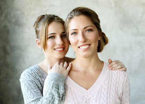 Joyeux jeune femme et sa mère à la maison — Photo