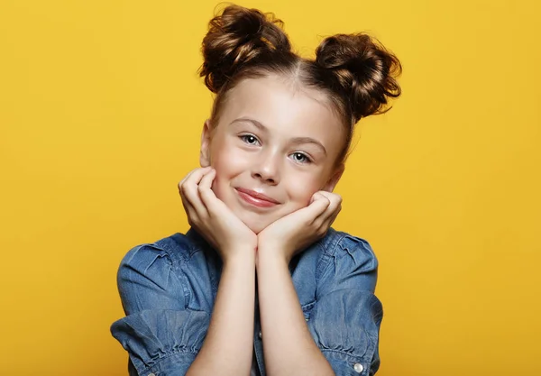 Ritratto di allegra sorridente bambina su sfondo giallo — Foto Stock