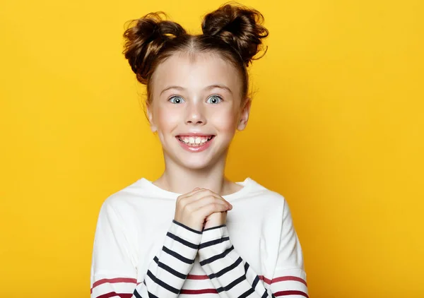 Ritratto di allegra sorridente bambina su sfondo giallo — Foto Stock