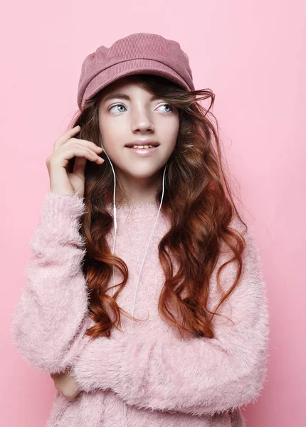 Immagine di felice ragazza adolescente in piedi isolata su sfondo rosa, in cappello rosa e maglione . — Foto Stock