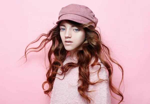 Bild von glücklichen Teenie-Mädchen steht isoliert auf rosa Hintergrund — Stockfoto