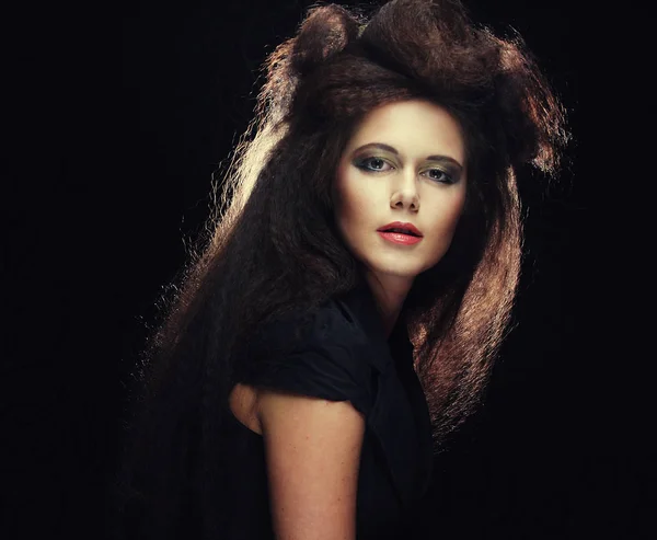 Jeune femme avec de longs cheveux bruns colorés et un maquillage lumineux — Photo