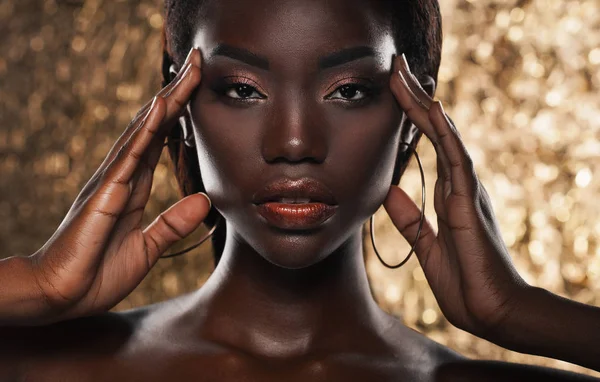 관능적 인 젊은 아프리카 여성 이 황금 배경에 반대하는 그림 — 스톡 사진