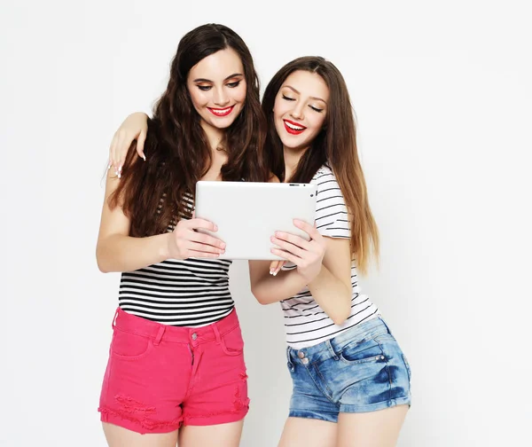 Duas meninas amigas tomando selfie com tablet digital — Fotografia de Stock