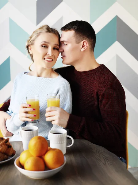Couple eating breakfast early in the morning in the kitchen — Stock Photo, Image