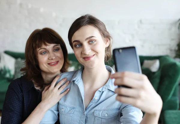 Maturo madre e sua figlia fare un selfie utilizzando smart phone — Foto Stock