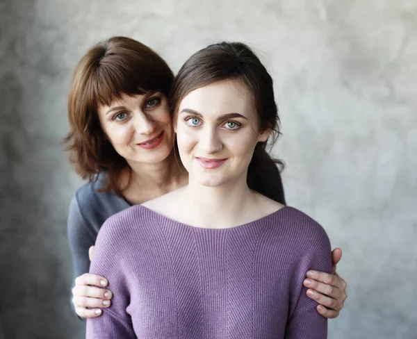 Feliz madre mayor abrazando hija adulta riendo juntos — Foto de Stock