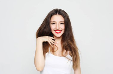 Neşeli genç ve güzel kadın portresi neşeli geliyor