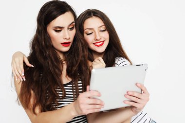 selfie dijital tablet ile beyaz arka plan üzerinde alarak iki kız arkadaş
