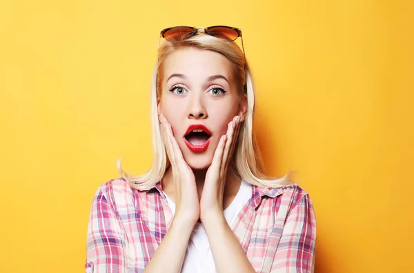 Surprised beautyful woman with opened mouth. Woman in shock. — Stock Photo, Image