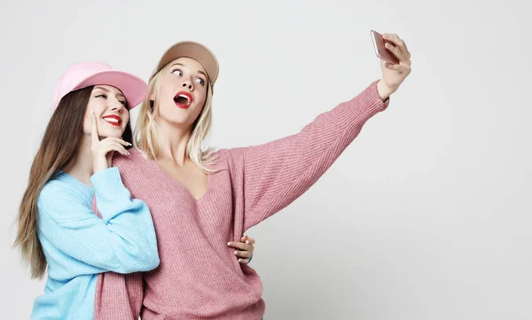 Due ragazze adolescenti amiche in abito hipster fanno selfie — Foto Stock