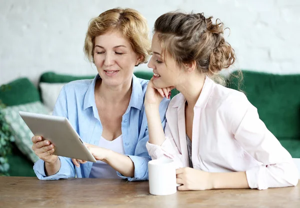 Мати і доросла дочка використовують планшетний комп'ютер вдома — стокове фото