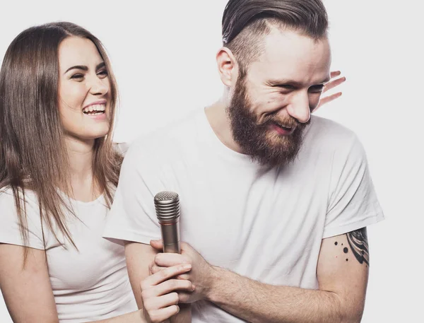 Concepto de estilo de vida y personas: Pareja joven con micrófono — Foto de Stock